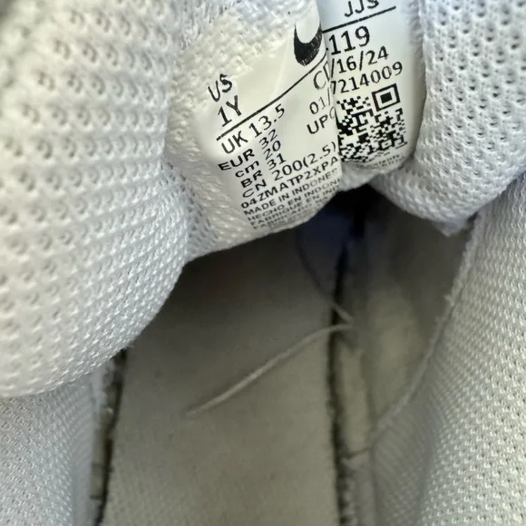 Nike boys Court Borough Mid 2 High Top Velcro strap Sneaker shoes size 1 big kid - Picture 7 of 8